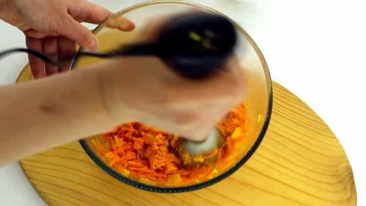 Per preparare le cotolette di carota, macina gli ingredienti in un frullatore