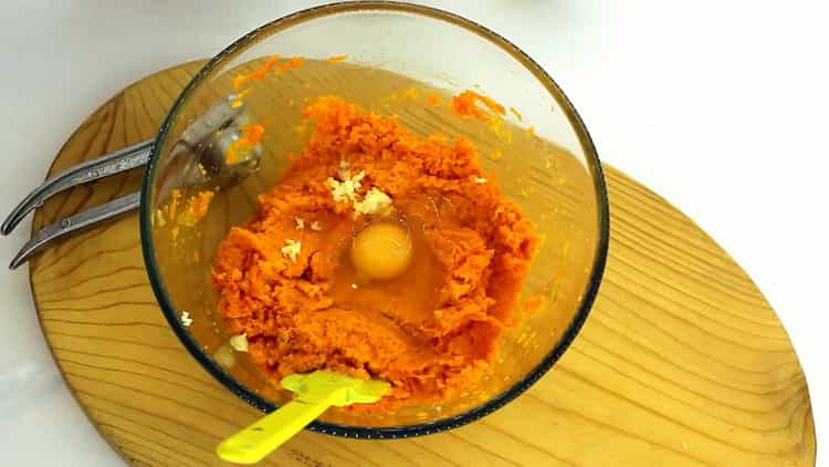 Aggiungi le uova per preparare le cotolette di carota