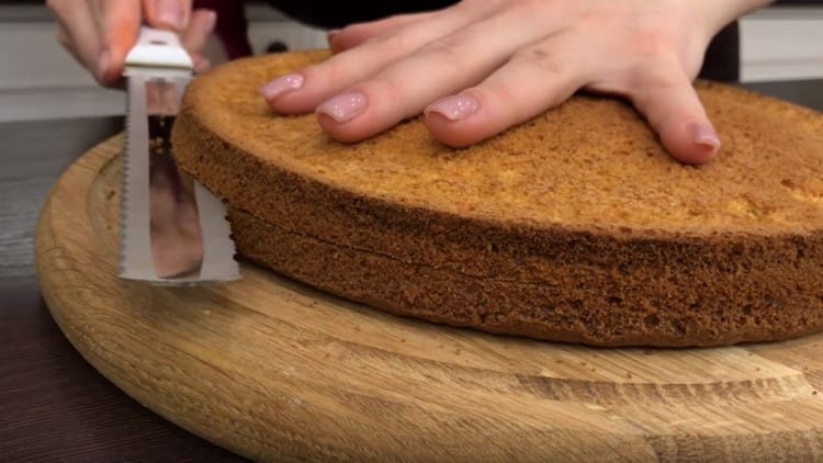 la torta raffreddata deve essere tagliata a metà.