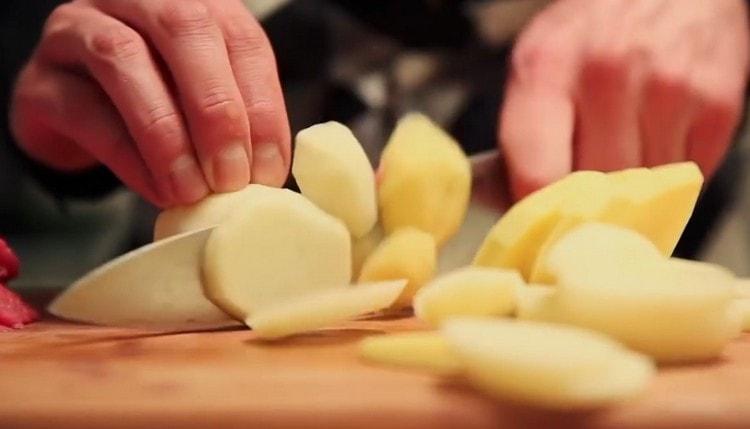 Tagliare le patate in cerchi sottili.