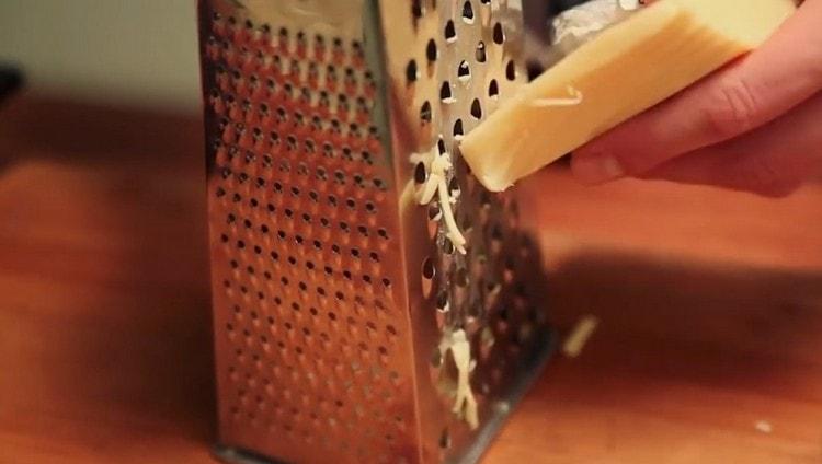 Mentre la carne è cotta, grattugiamo il formaggio a pasta dura.