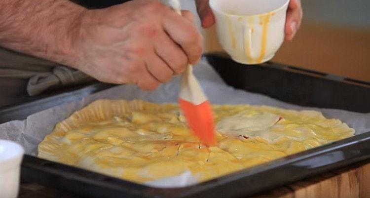 Prima di inviarlo al forno, ungere la torta con tuorlo montato.