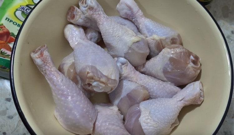 Laviamo e asciugiamo le cosce di pollo con salviette di carta.