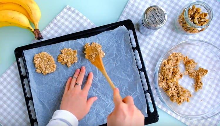 Distribuire la farina d'avena su una teglia con un cucchiaio e livellarla leggermente.