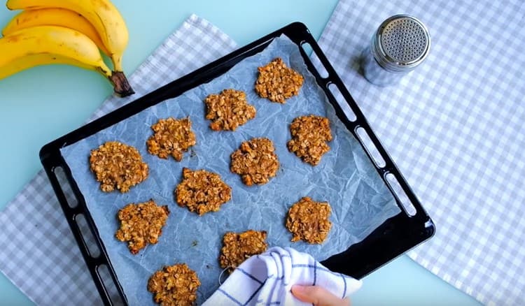 I biscotti vengono cotti rapidamente, diventa croccante.