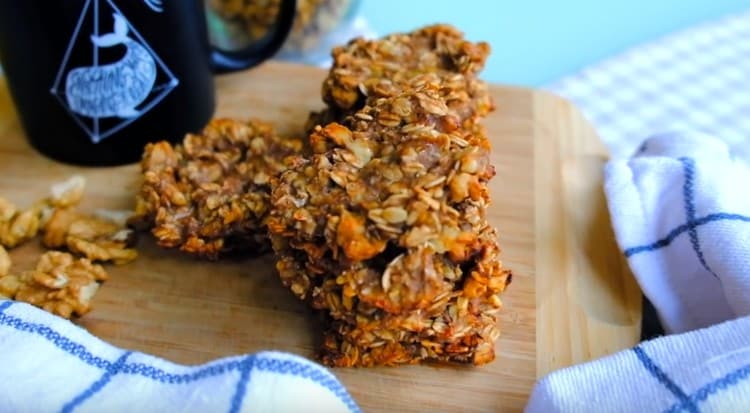 Tutti possono cucinare un biscotto d'avena così interessante senza olio.