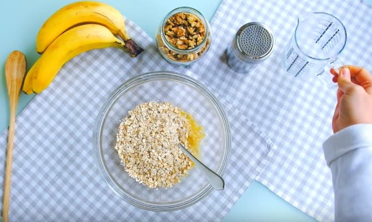 Aggiungi farina d'avena alla massa di banane.