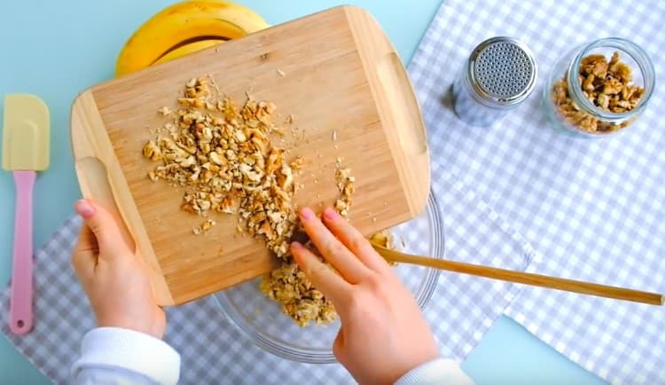 Le noci tritate vengono aggiunte all'impasto di farina d'avena.