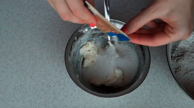 Aggiungi zucchero, zucchero vanigliato all'olio e macina di nuovo.