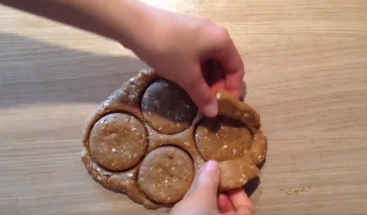 Formare i biscotti fino a quando tutto l'impasto non sarà finito.