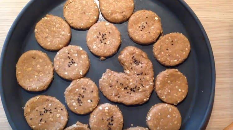 Distribuiamo i biscotti su una teglia e mettiamo in forno.