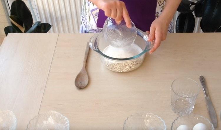 Unisci farina d'avena, farina e zucchero in una ciotola.