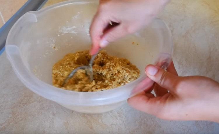 Mescolare l'impasto d'avena con un cucchiaio.