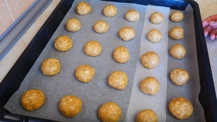 Le palline di pasta devono essere posate su una teglia a una distanza sufficientemente grande l'una dall'altra.