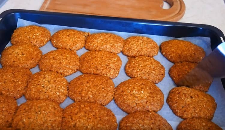 I cookie ancora caldi devono essere accuratamente separati l'uno dall'altro se si attaccano insieme.