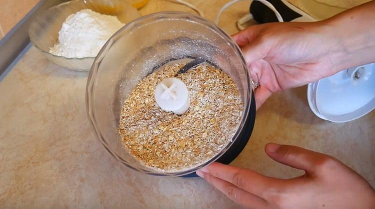 Macina la farina d'avena con un frullatore nella farina.