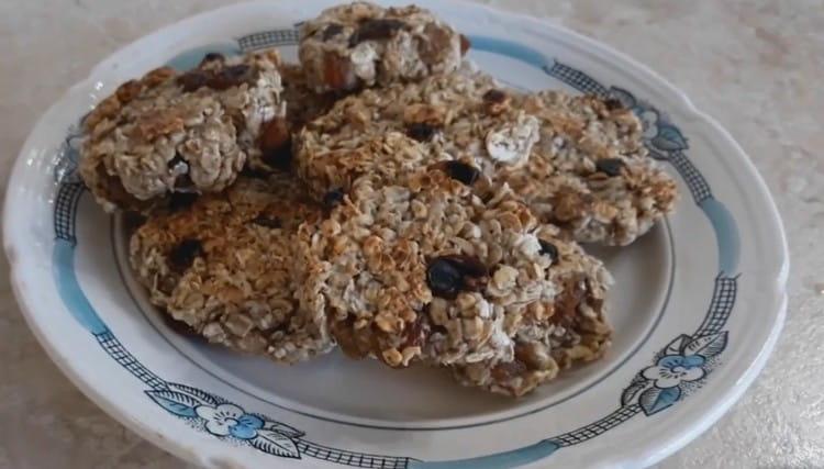 Tali biscotti di farina d'avena in una padella possono essere preparati se si desidera urgentemente qualcosa di gustoso per il tè.