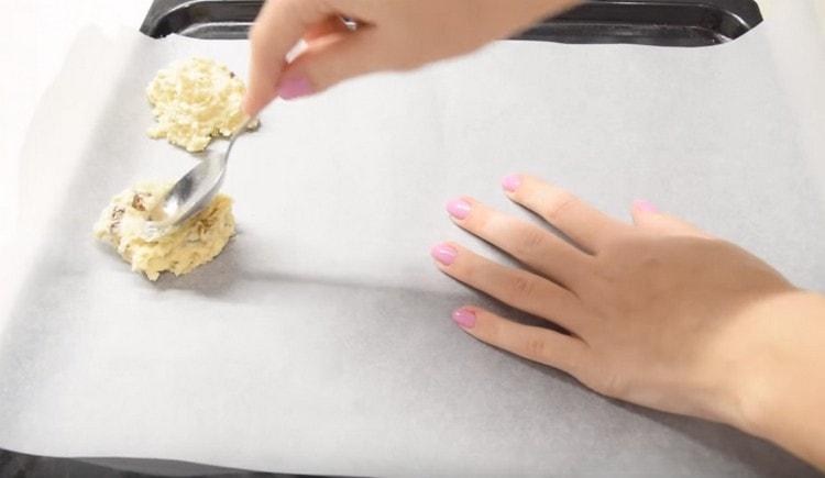 I biscotti su una teglia da forno si sono sparsi con un cucchiaio.