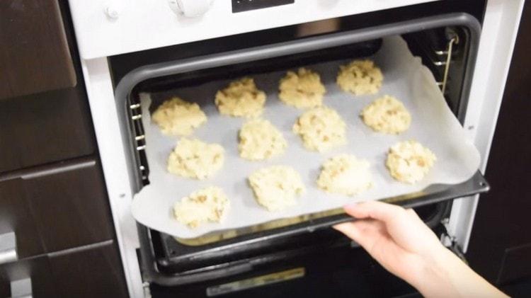 Inviamo gli spazi vuoti al forno preriscaldato.