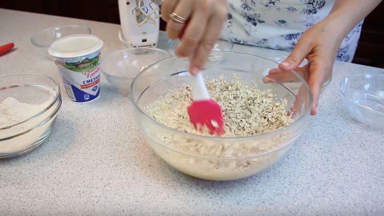 Aggiungi la farina d'avena all'impasto e mescola con una spatola.