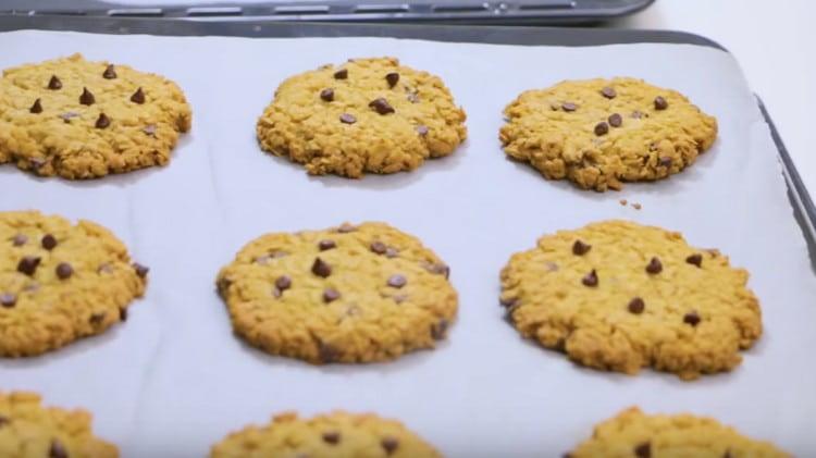 Tiriamo fuori i biscotti finiti dal forno e lasciamo raffreddare 3 minuti su una teglia.