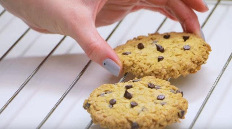 Spostiamo i pasticcini sulla griglia per raffreddarli completamente.