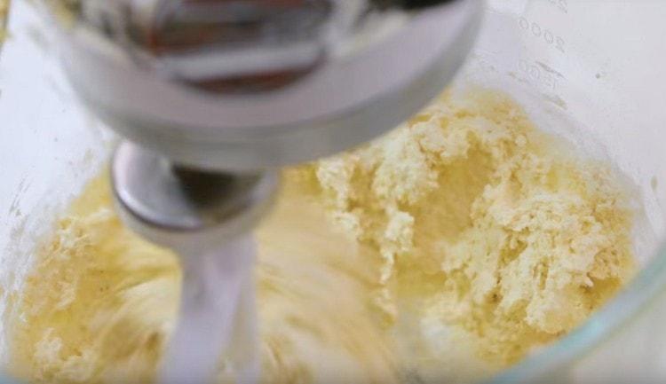 A basse velocità, mescolare l'impasto con un mixer.