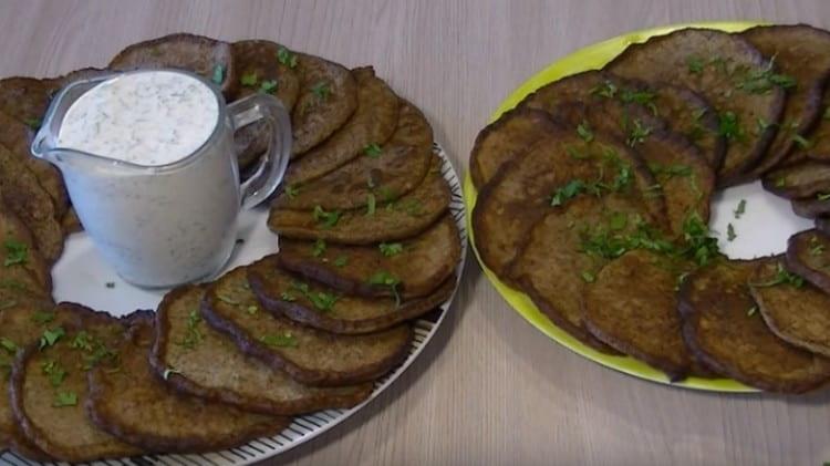 Le frittelle di fegato di pollo si abbinano bene con panna acida e salsa all'aglio.