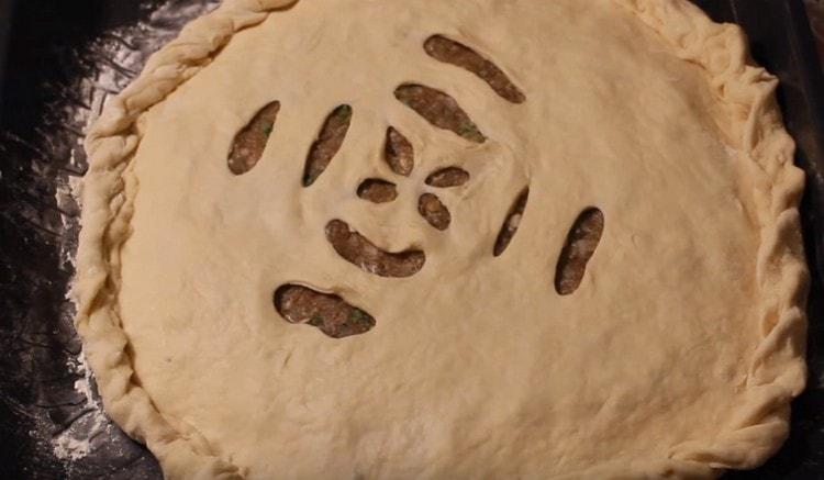 Stendiamo il secondo strato di pasta sul ripieno, pizzichiamo i bordi della torta.