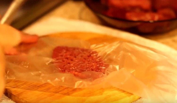 Ogni pezzo di carne è ben battuto.