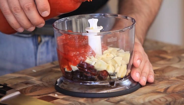 Aggiungi la salsa di pomodoro al frullatore.