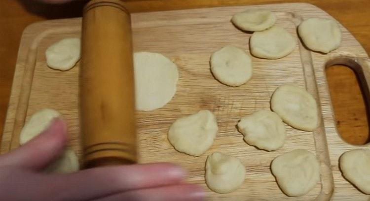 Tagliare la salsiccia in pezzi e arrotolarli sottilmente.