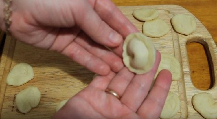 Ora prendiamo carne macinata e facciamo gnocchi.