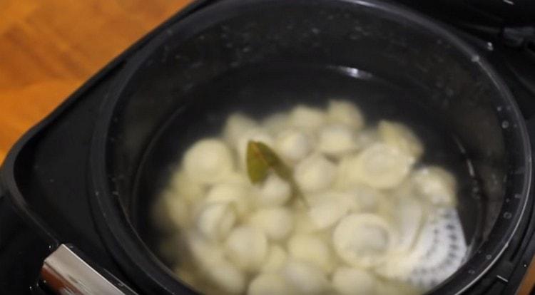 Distribuiamo gli gnocchi in acqua bollita.