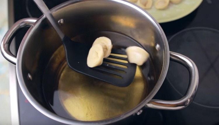 Dahan-dahang kumalat ang mga dumplings sa mantikilya.