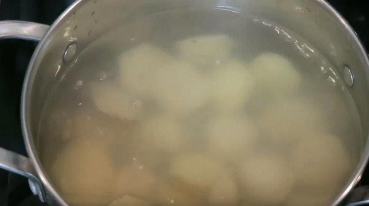 Distribuiamo gli gnocchi in acqua bollente salata.