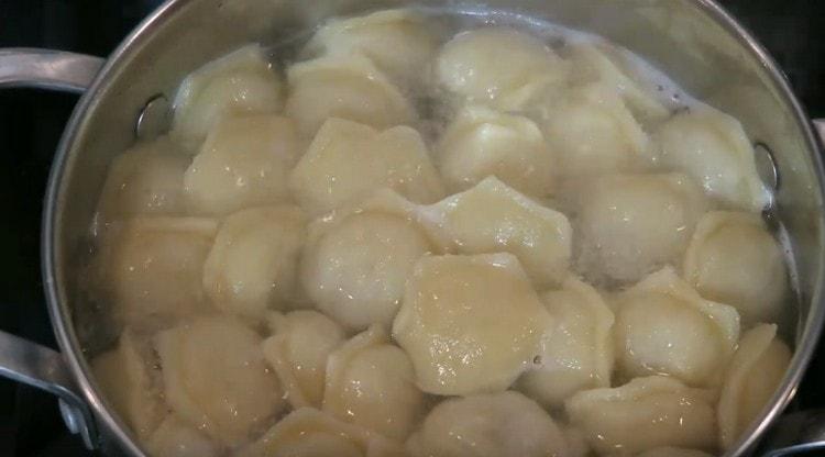 Cuocere gli gnocchi fino a quando non spuntano.