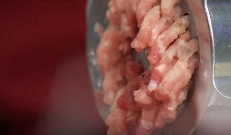 Salta la carne, le cipolle e il cavolo attraverso un tritacarne.