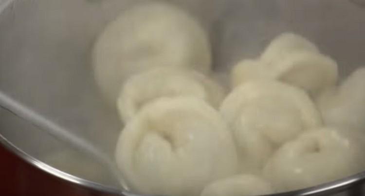 Lessare gli gnocchi fino a cottura in acqua salata.