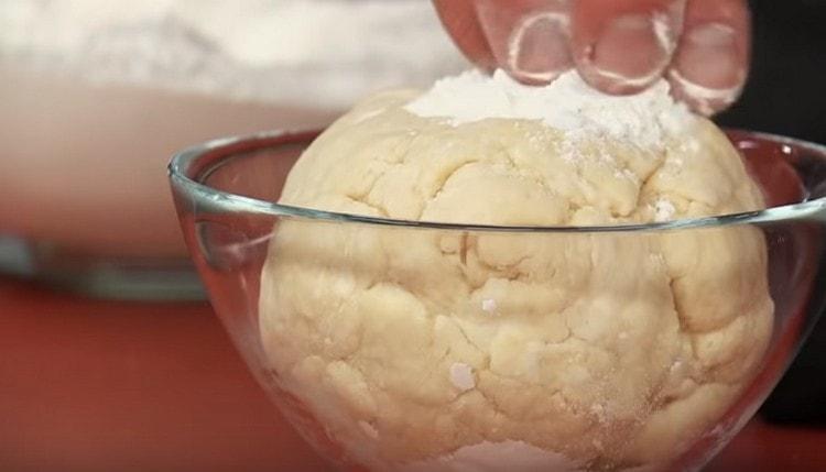 Al momento della preparazione del ripieno, lasciare riposare l'impasto.