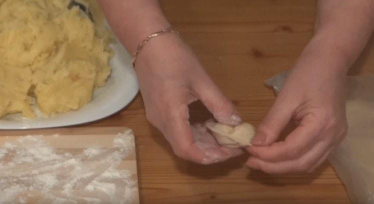 Per fare gnocchi, anche i bordi del semicerchio risultante sono incollati insieme.