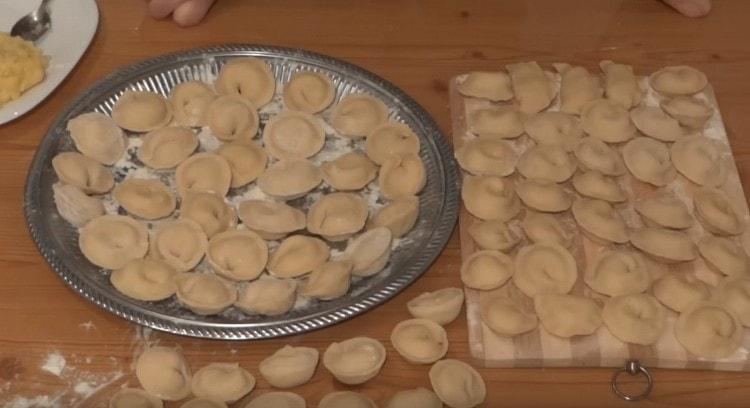 Nel processo di scultura, aggiungiamo gli gnocchi finiti a una tavola cosparsa di farina.