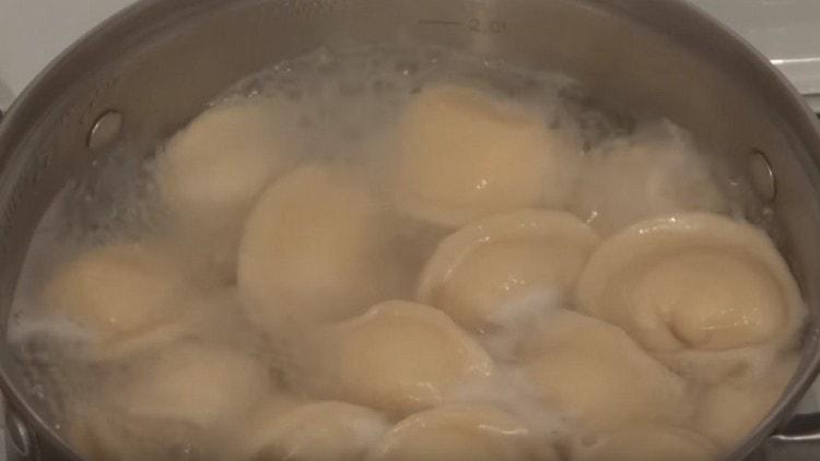 Cuocere gli gnocchi fino a quando non spuntano.