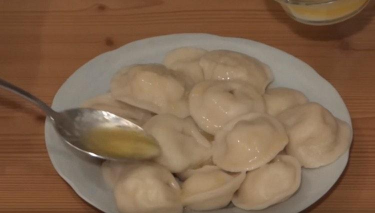 Gnocchi pronti con patate vengono annaffiati prima di servire con burro fuso.