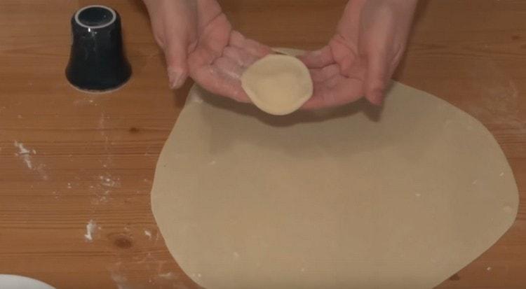 Dallo strato di pasta, spremere gli stessi spazi vuoti per gli gnocchi con un bicchiere.