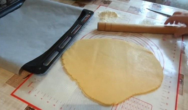 Stendere la pasta con il mattarello.