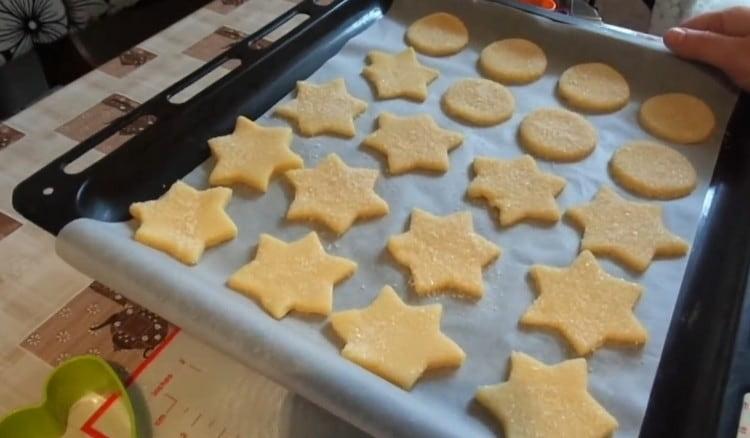 Stendiamo gli spazi vuoti su una teglia coperta di pergamena e li inviamo a cuocere in forno.