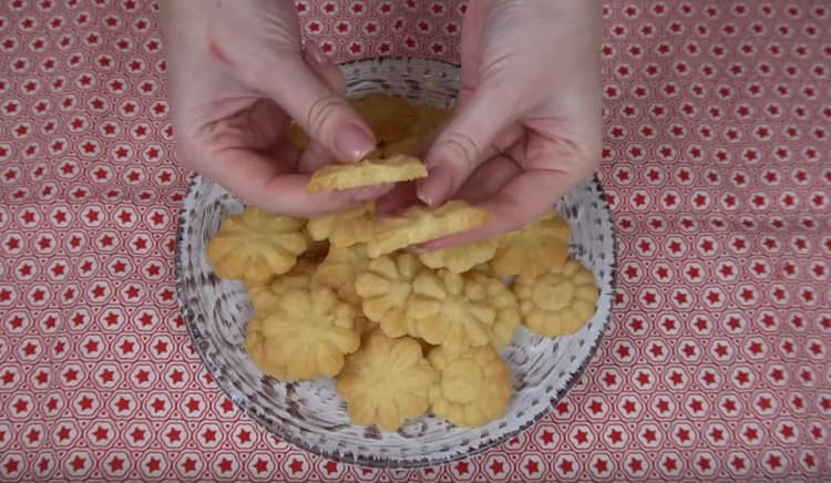 Come puoi vedere, preparare biscotti di pasta frolla senza uova è facile.