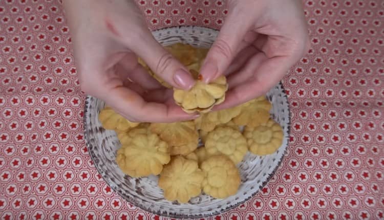 I biscotti pronti possono anche essere inceppati con marmellata, pasta di cioccolato e così via.