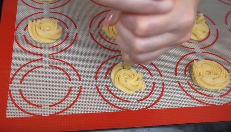 Usando un sacchetto per pasticceria, lo posizioniamo su un tappetino in silicone o su una pergamena per biscotti.